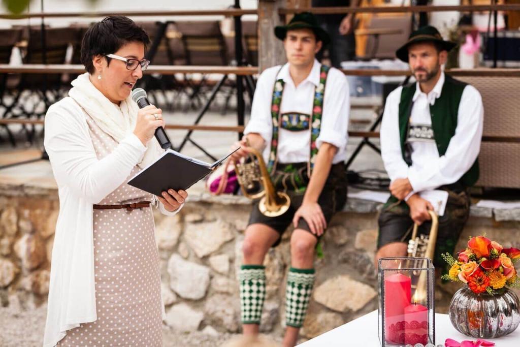 Heiraten in München, Bayern. Unsere Freie Theologin Tina im Einsatz