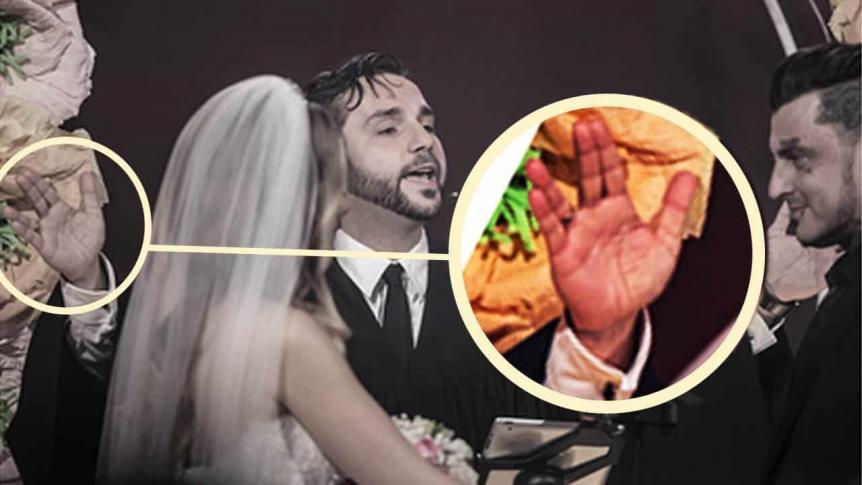 Der Pastor Samuel Diekmann hob beim Segen beide Hände segnend über das Brautpaar, machte dabei aber ein seltsames Zeichen! BILD: Simon Hofmann/Getty Images Europe