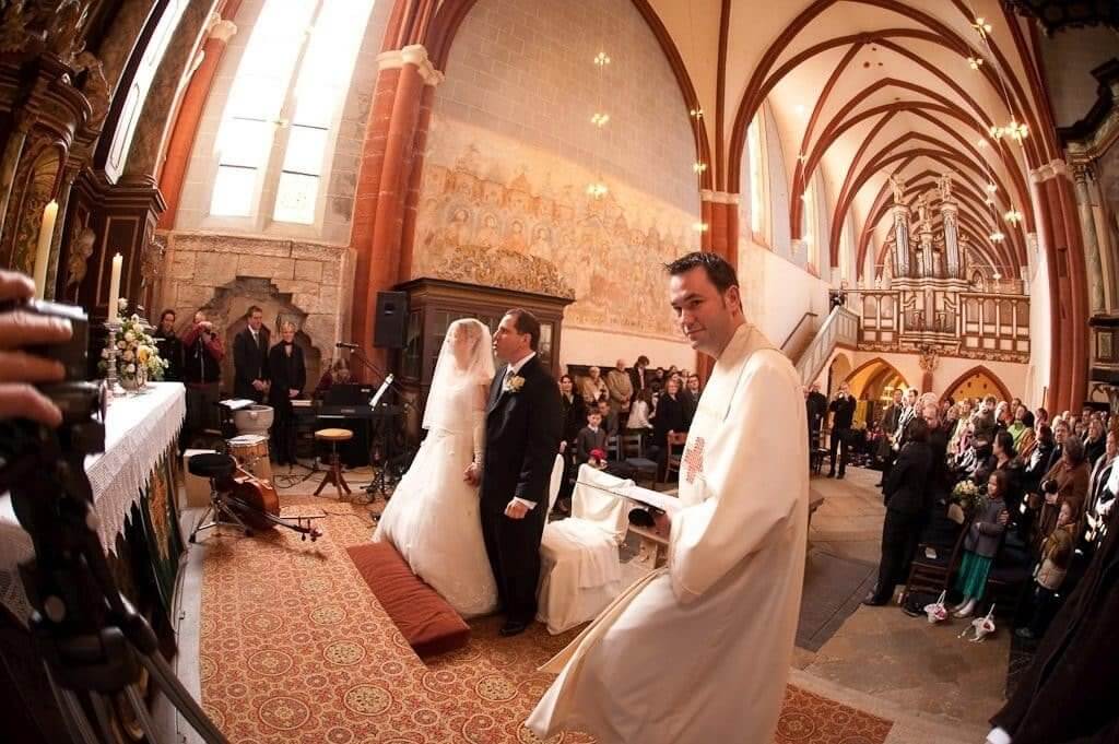 Das Bild zeigt Pastor Christoph Bergfeld bei einer kirchlichen Trauung.