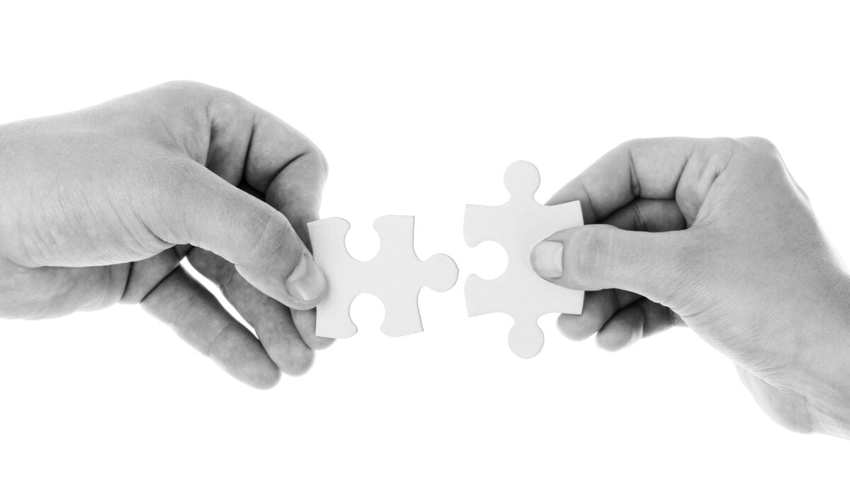 Bild zeigt Puzzleteile, die zusammenpassen, als Metapher für die Phasen einer Beziehung.