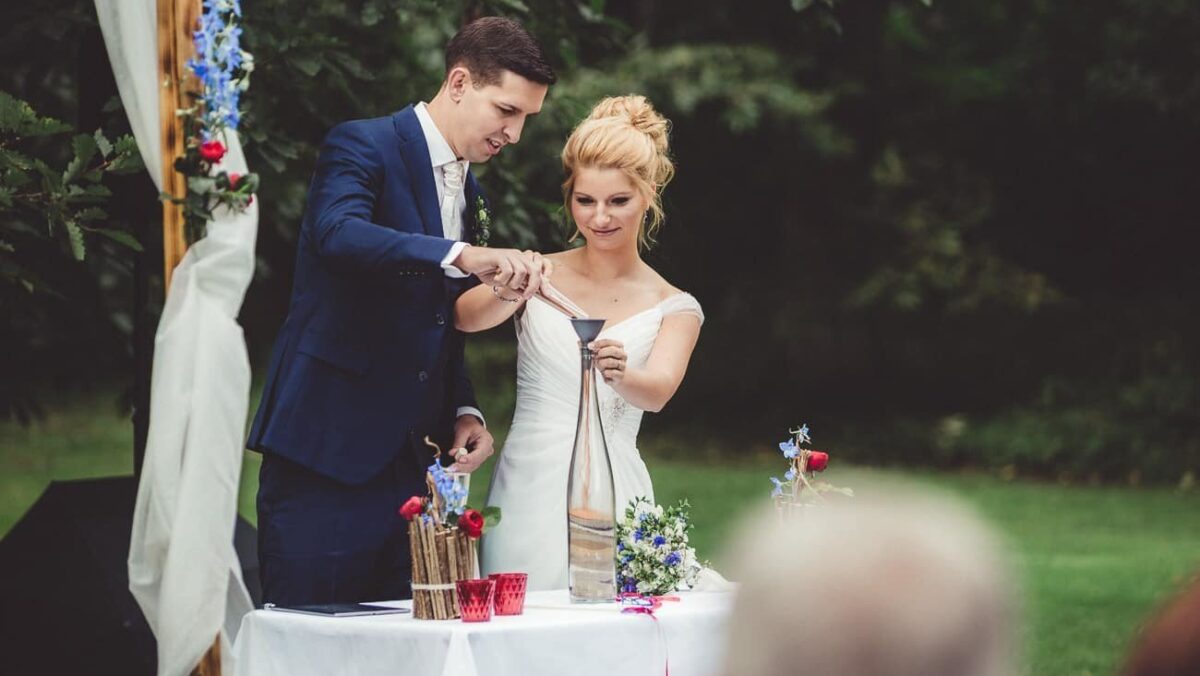 Sandritual in eine Hochzeit einbinden. Die Sandzeremonie als Hochzeitsritual