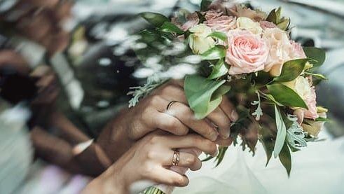 Erfahrt alles über das beliebte Hochzeitsritual "Brautstrauß werfen". Tipps zur Vorbereitung und Durchführung für eine unvergessliche Hochzeit.