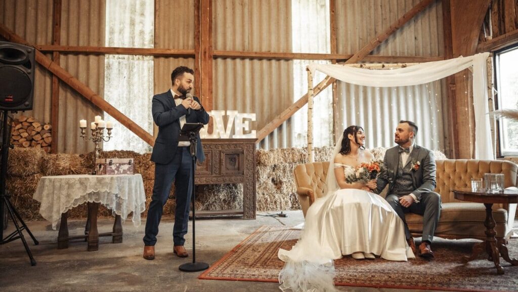 Samuel Diekmann als Trauredner bei einer freien Trauung: ausgezeichnet mit dem Rent-a-Pastor Excellence Award 2025. Deutschlands beste Trauredner im Überblick.