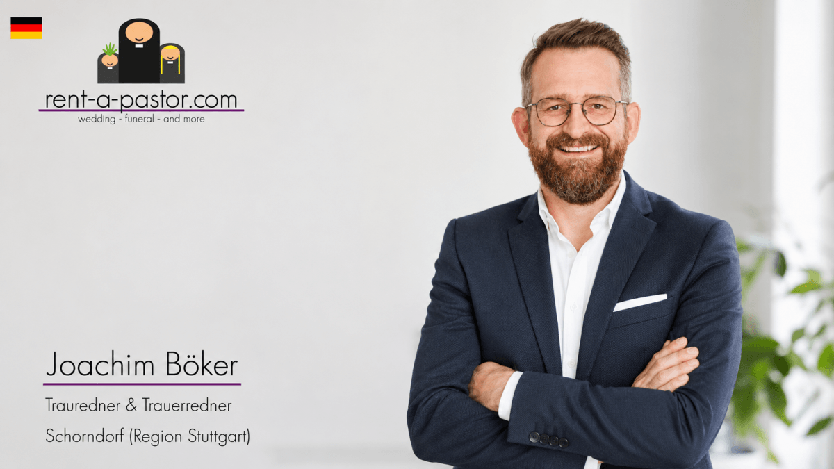 Trauredner Joachim Böker mit Bart und Brille in modernem dunkelblauen Sakko und offenem Hemd vor stilvoller Kulisse der Region Stuttgart.
