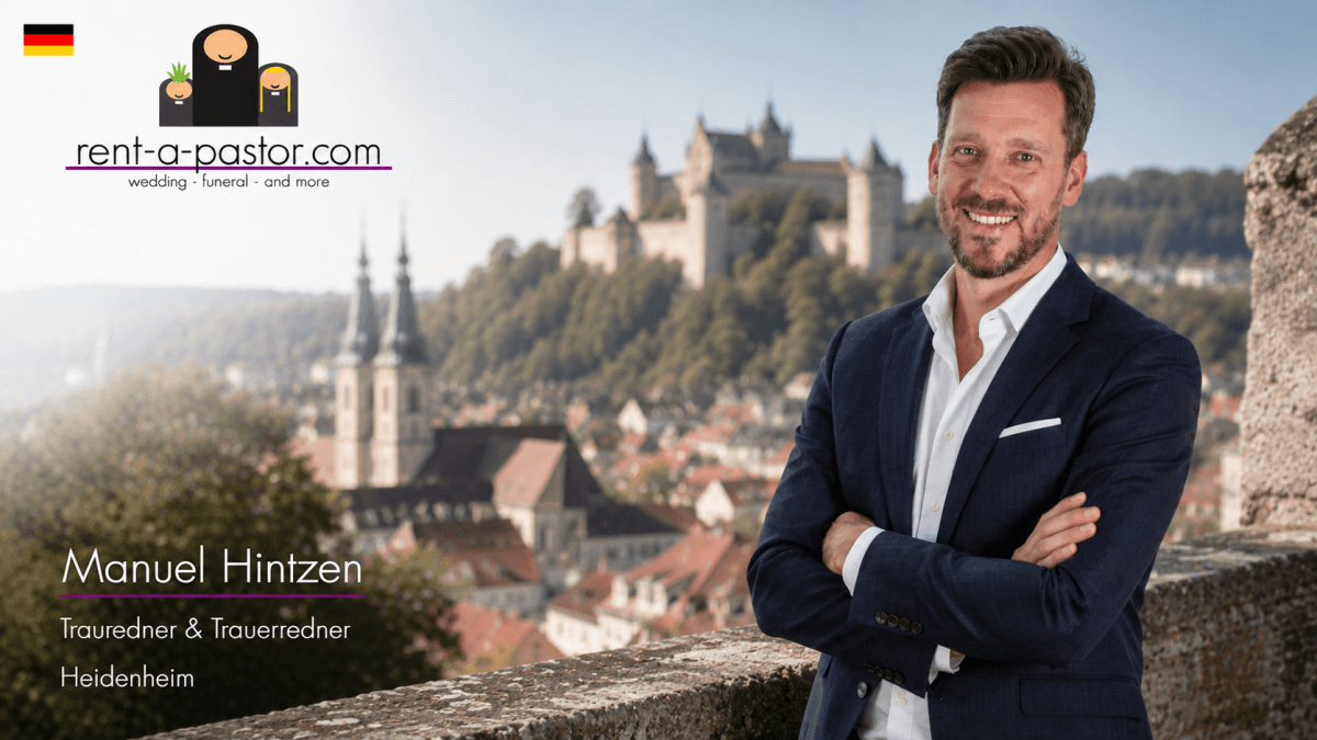 Trauredner Manuel Hintzen in elegantem dunkelblauen Anzug mit offenem Hemd vor Heidenheimer Stadtkulisse und Schloss Hellenstein.