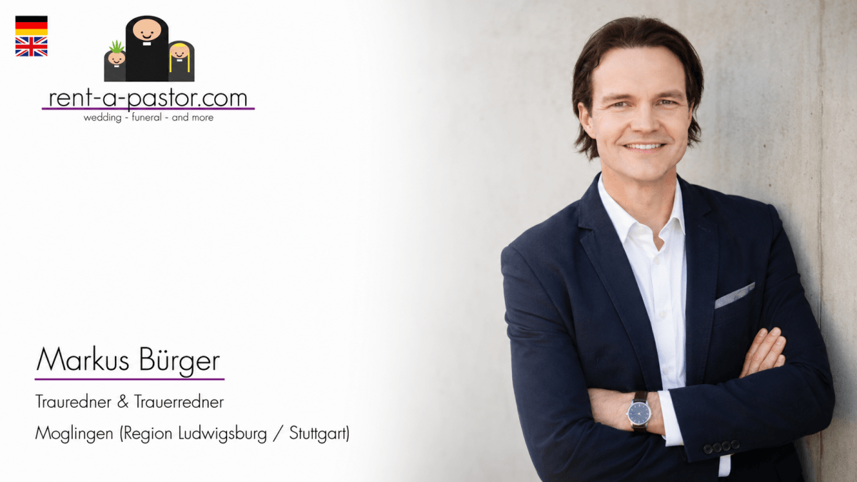 Trauredner Markus Bürger in modernem dunklem Sakko und offenem Hemd vor urbaner Kulisse der Region Stuttgart. Freie Trauungen in Ludwigsburg und Stuttgart.