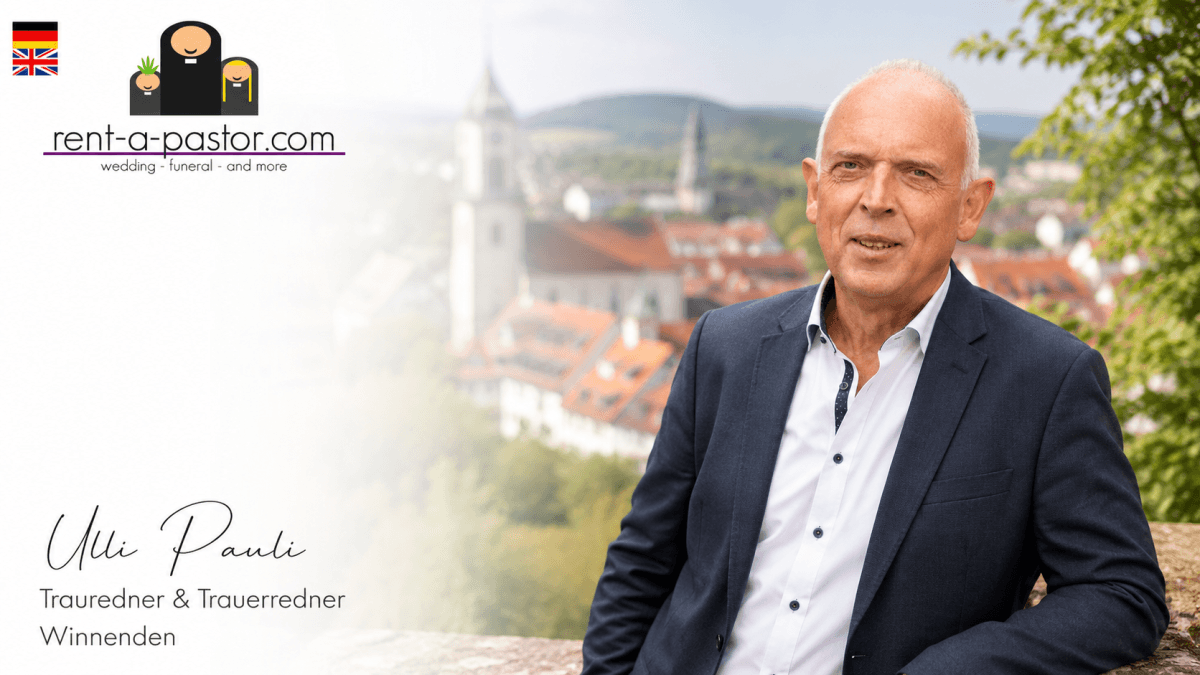 Trauredner Ulli Pauli in modernem dunkelblauen Sakko mit offenem Hemd vor Winnender Stadtkulisse. Freie Trauungen und Hochzeiten in der Region Stuttgart.