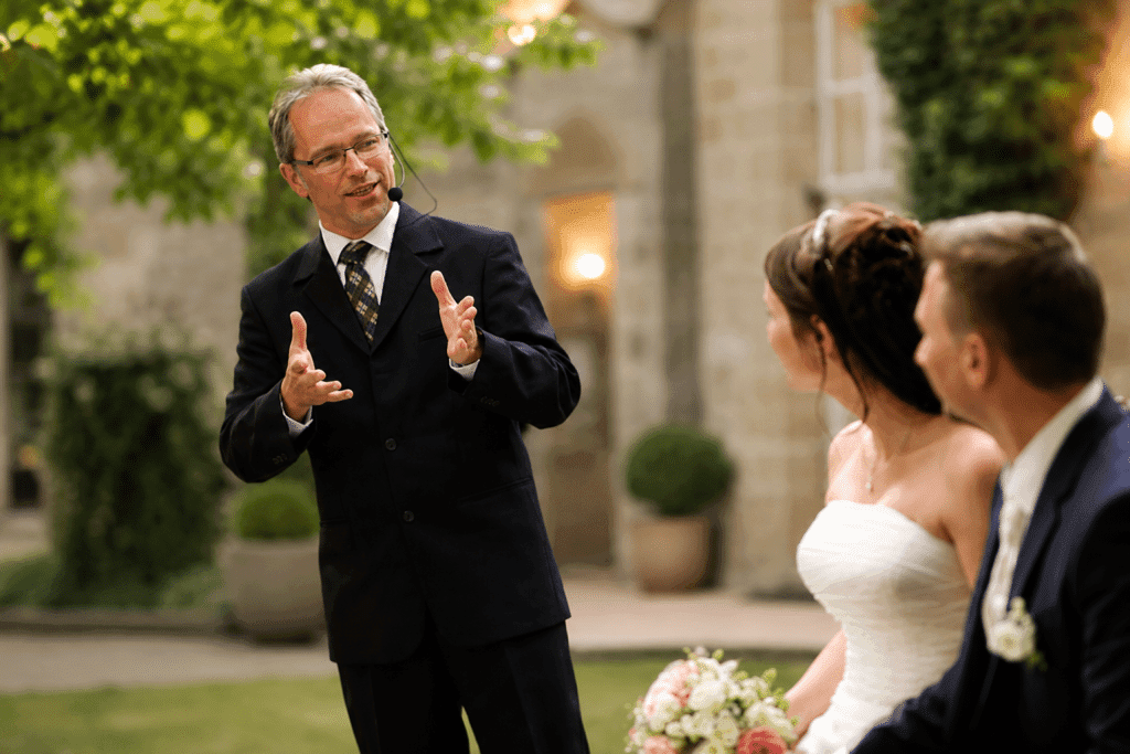 Alexander Bischoff als Trauredner bei emotionaler freier Hochzeit in stilvoller Outdoor-Location in Oberfranken