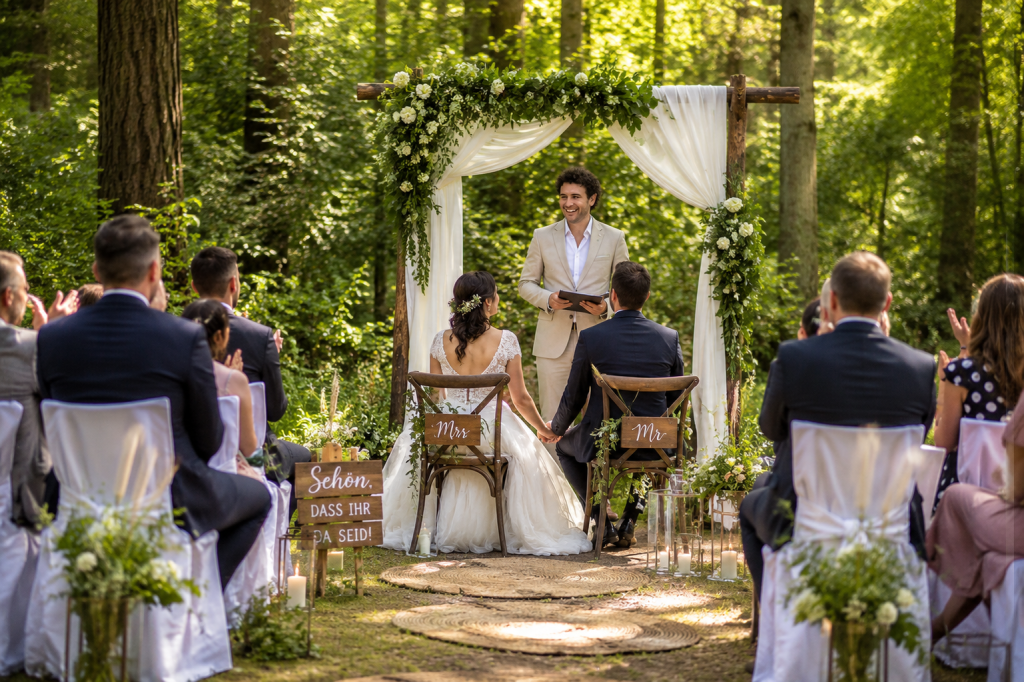 Freie Trauung im Wald mit Trauredner Michael Sturm aus Obersulm. Emotionales Hochzeitspaar und Gäste bei moderner Zeremonie in natürlicher Waldkulisse.