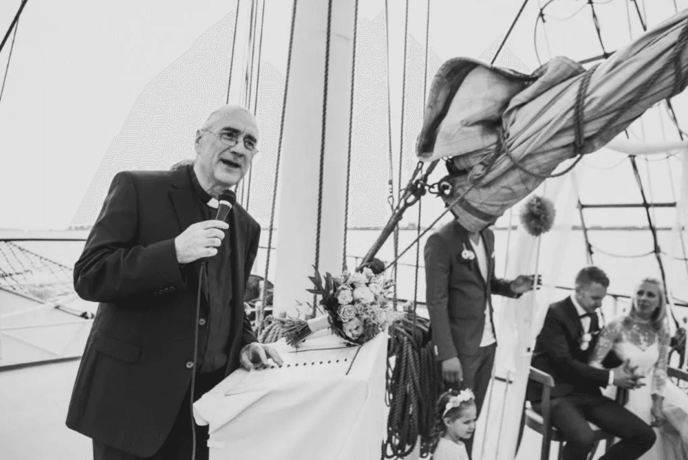 Mickey Wiese begleitet als freier Trauredner emotionale Hochzeiten an besonderen Orten – hier bei einer freien Trauung auf einem historischen Segelschiff. Seine Zeremonien verbinden Spiritualität, Persönlichkeit und echte Begegnung mit einer besonderen Atmosphäre.