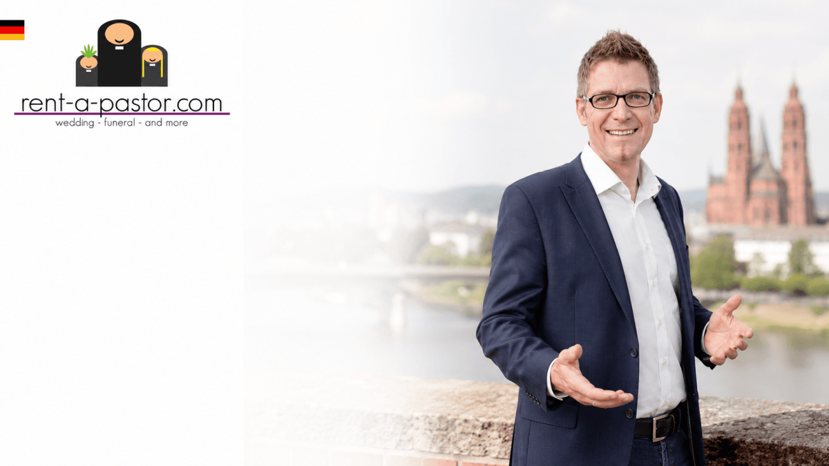 Trauredner Martin Vackenroth vor der Mainzer Stadtkulisse mit Dom und Rhein als Hintergrund