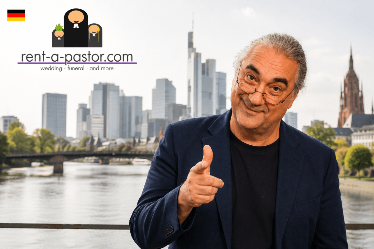 Mickey Wiese als Trauredner in lockerer Businesskleidung vor der Frankfurter Skyline am Mainufer