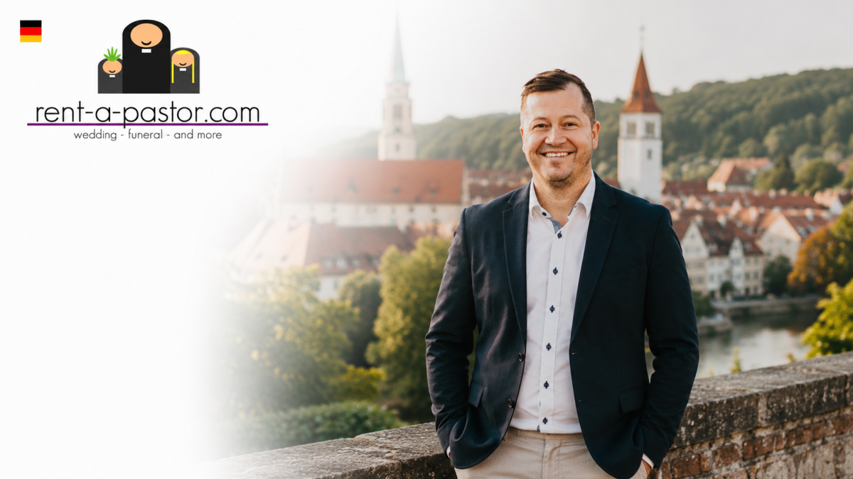 Trauredner aus Neumarkt in der Oberpfalz in moderner Businesskleidung vor typischer Oberpfälzer Stadtkulisse. Freie Trauungen und Hochzeiten in Bayern.
