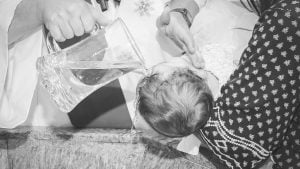 Symbolik der Kindertaufe: Die Bedeutung von Tradition und Glaube