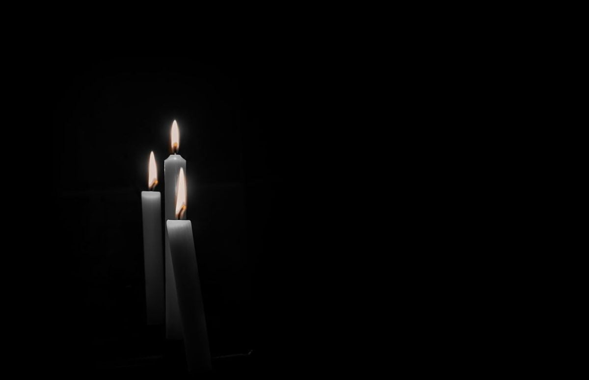 Das Bild zeit eine Kerze bei einer Beerdigung