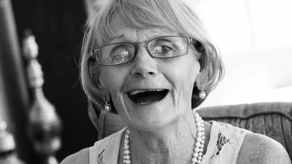 Wenn das Lachen bei einer Beerdigung auftaucht: Ein unerwarteter Ausdruck von Emotionen
