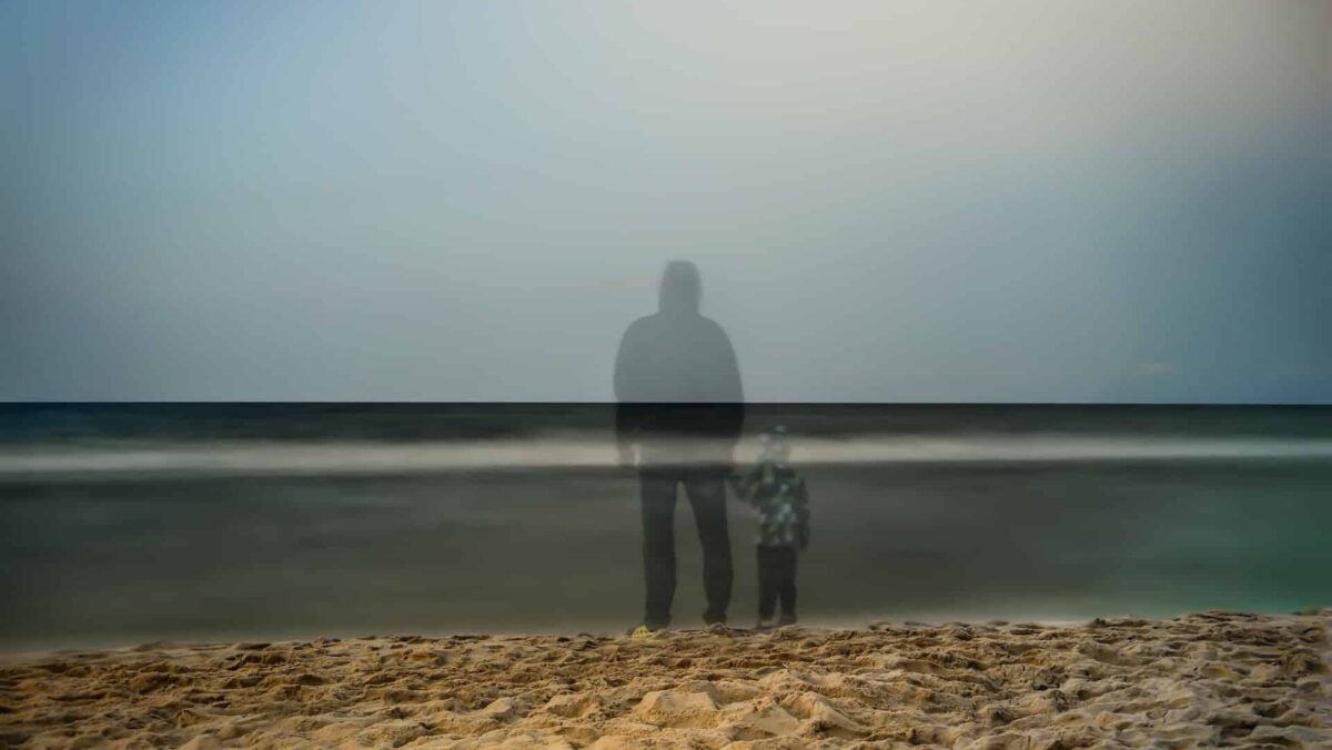 Ein Bild mit schemenhaften Gestalten, die Verstorbene darstellen. Die Szene vermittelt eine ruhige und melancholische Atmosphäre, passend zum Thema Trauerfall.