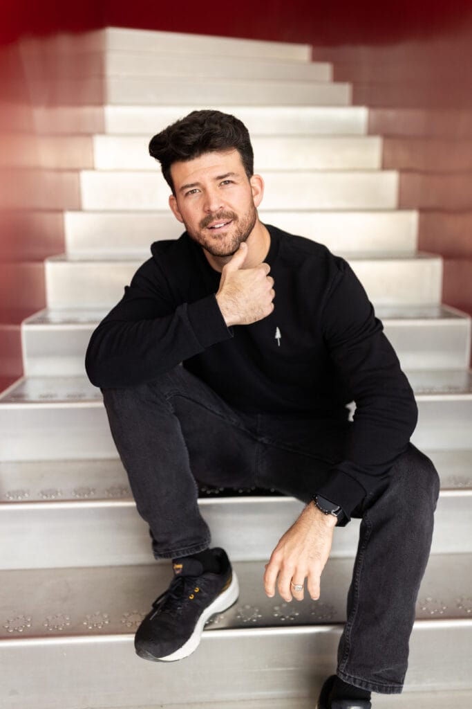 Als Theologe und systemischer Coach ein wirklicher Profitrauredner bei dem jeder Trauung individuell gestaltet wird.