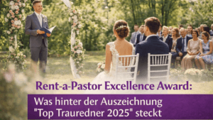 Freie Trauung im Freien mit Trauredner: Brautpaar sitzt vor Blumenbogen, Gäste im Hintergrund, Titel „Rent-a-Pastor Excellence Award – Top Trauredner 2025“.