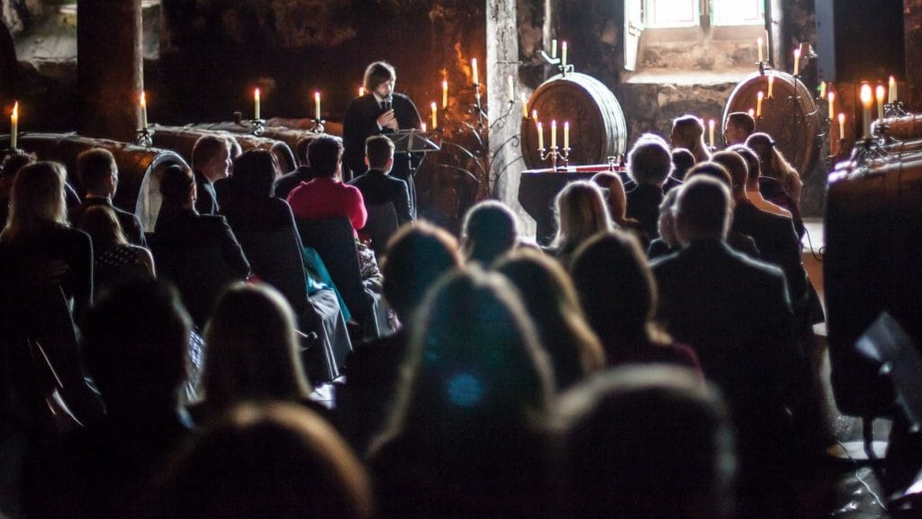 Freie Trauung im Weinkeller des Kloster Eberbach mit Brautpaar und Trauredner zwischen historischen Weinfässern