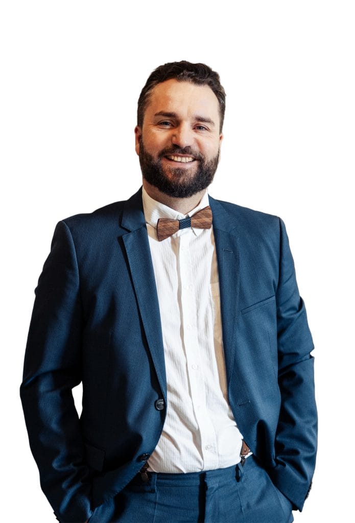 Porträt von Trauredner Samuel Diekmann im Anzug mit Fliege