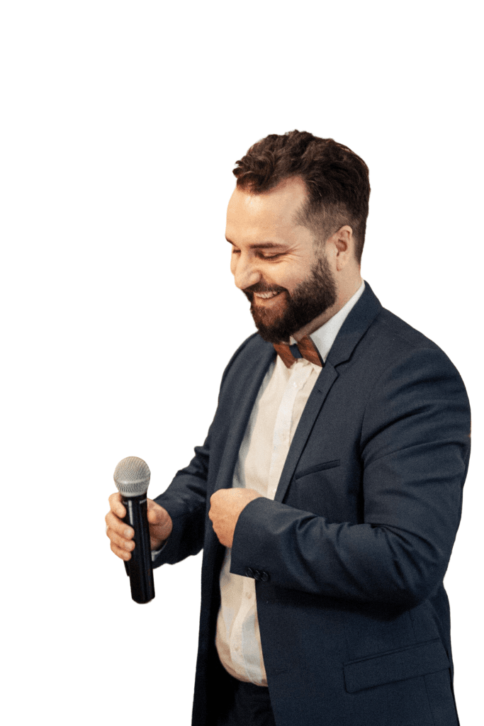 Trauredner Samuel Diekmann mit Mikrofon bei einer freien Trauung