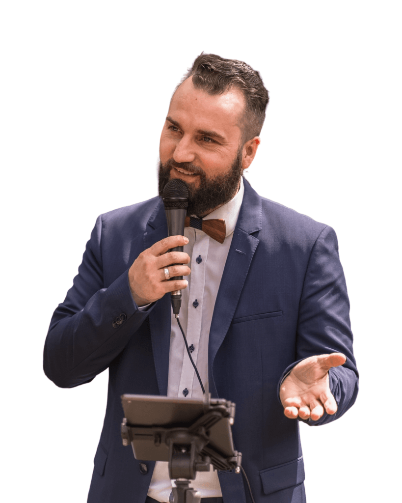 Trauredner Samuel Diekmann spricht mit Mikrofon bei einer freien Trauung