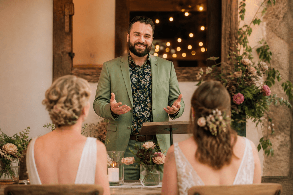 Trauredner Samuel Diekmann bei einer freien LGBTQ Trauung mit lesbischem Hochzeitspaar in romantischer Atmosphäre
