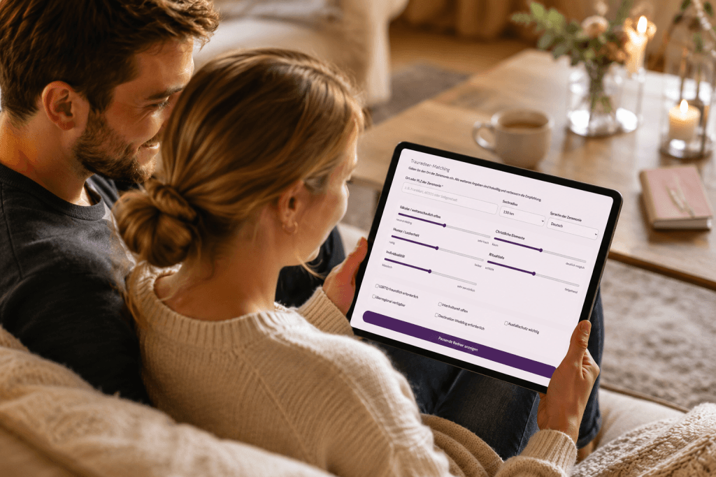 Paar nutzt ein digitales Trauredner-Matching auf einem Tablet, um passende freie Trauredner nach Persönlichkeit, Humor, Ritualtiefe, Sprache und Region für eine freie Trauung zu finden.