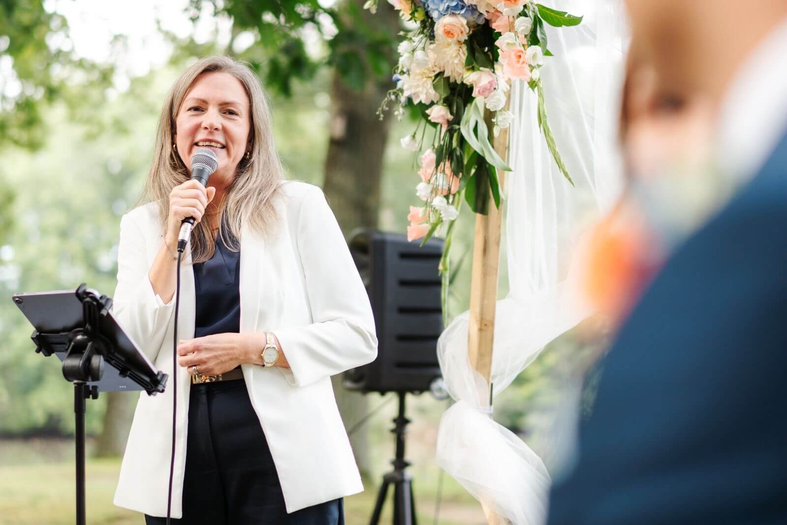 Freie Trauung mit Sandra Täubert in Buchholz in der Nordheide – Bild 1 Zeremonie mit Brautpaar – Freie Trauung mit Sandra Täubert in Buchholz in der Nordheide